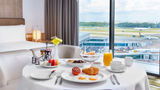<b>Crowne Plaza Changi Airport Room</b>. Images powered by <a href="https://www.leonardoworldwide.com/" title="Leonardo Worldwide" target="_blank">Leonardo</a>.