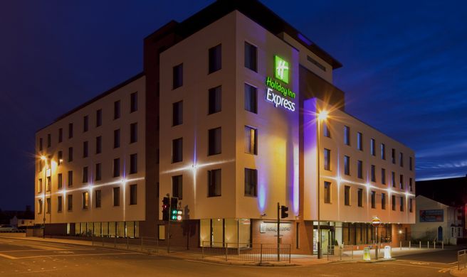 Holiday Inn Express Town Centre Exterior