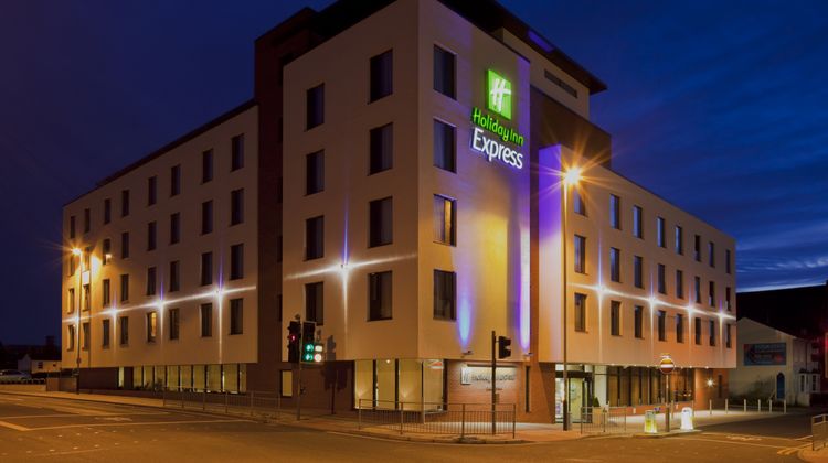 Holiday Inn Express Town Centre Exterior