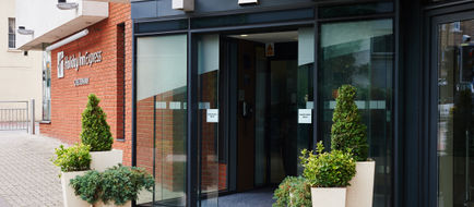 Holiday Inn Express Town Centre Exterior