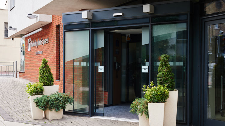 Holiday Inn Express Town Centre Exterior