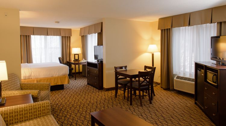 Holiday Inn Express & Suites Suite