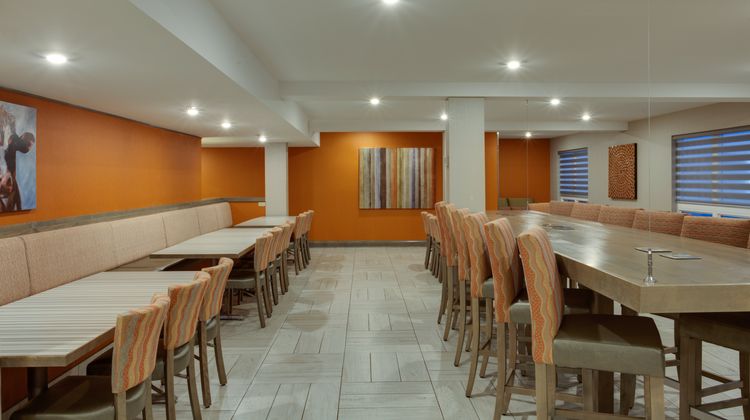 Holiday Inn Express & Suites Fredericton Restaurant
