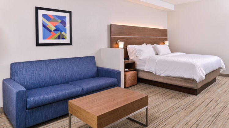 Holiday Inn Express Suites Farmville Suite