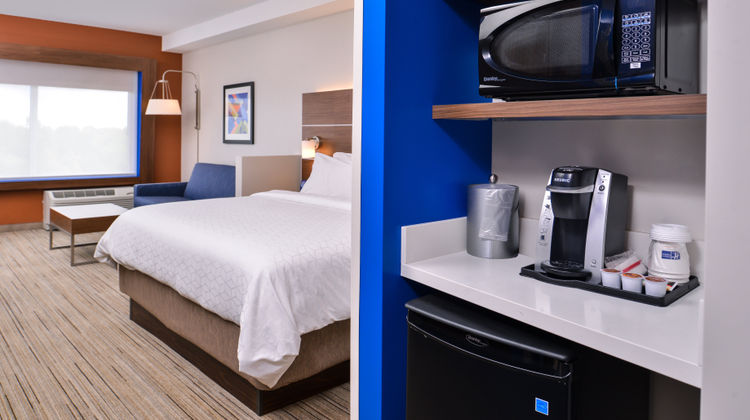 Holiday Inn Express Suites Farmville Suite