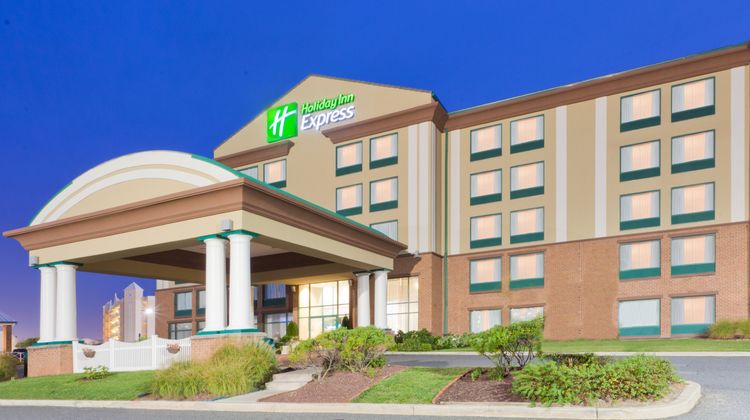 Holiday Inn Express & Suites Exterior