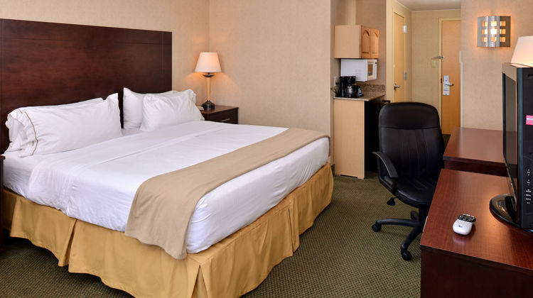 Holiday Inn Express & Suites Room