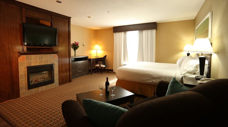Holiday Inn Express Hotel & Suites Suite