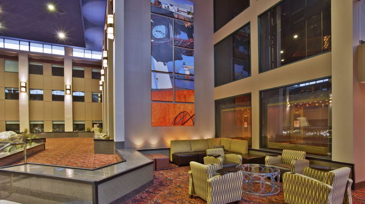 Holiday Inn Manitowoc Lobby