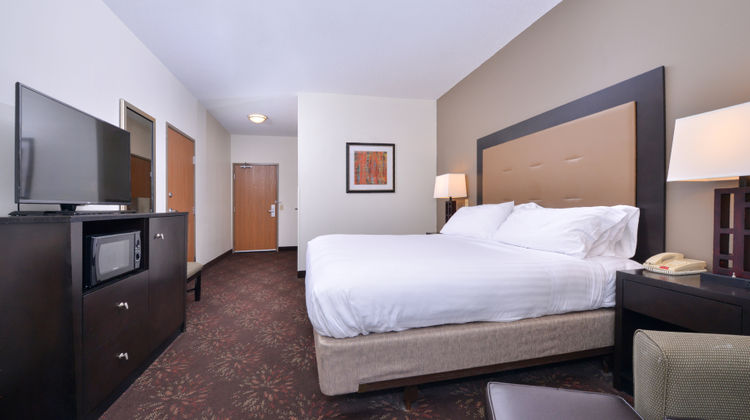 Holiday Inn Express & Suites Lancaster Room