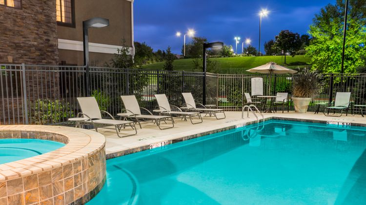 Staybridge Suites Kansas City/Independen Pool