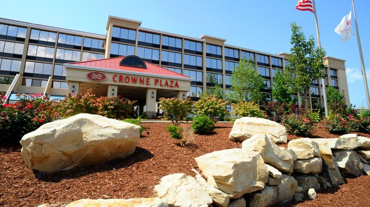 Crowne Plaza Cleveland Airport Exterior