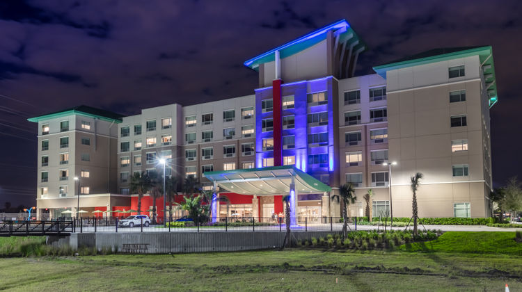 Holiday Inn Express & Suites At Seaworld Exterior