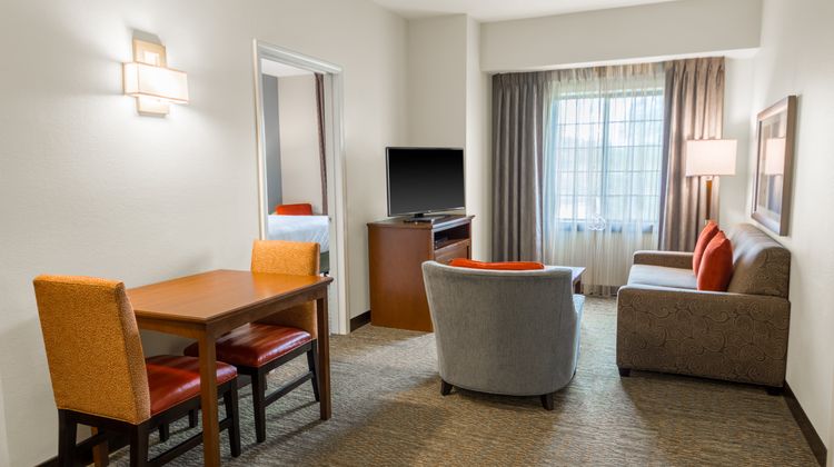 Staybridge Suites Kansas City/Independen Suite
