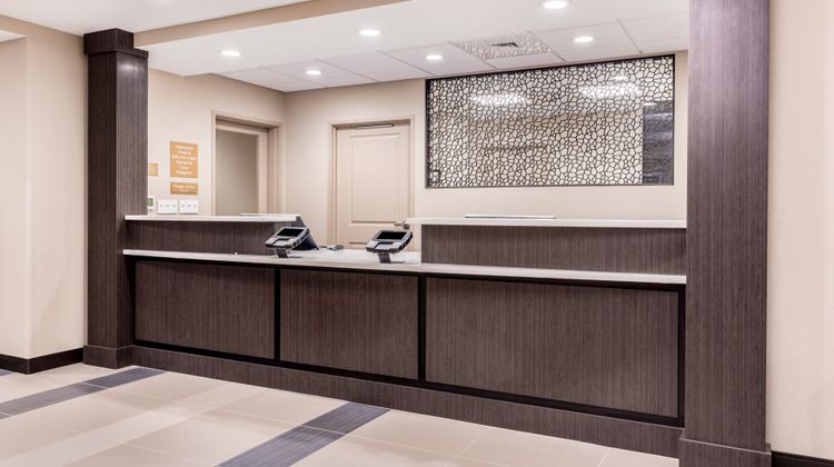 Candlewood Suites Eau Claire Lobby