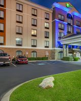 Holiday Inn Express Hotel & Suites