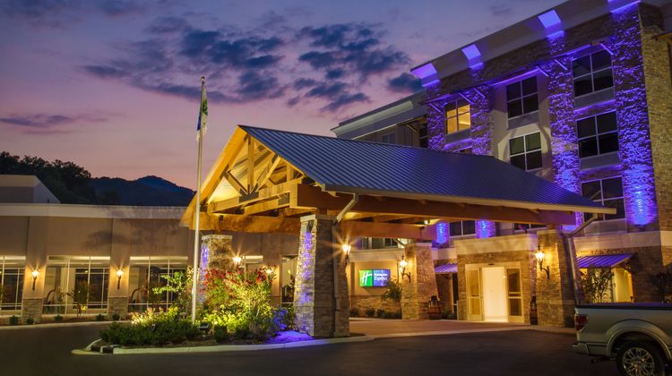 Holiday Inn Express Gatlinburg Downtown Exterior