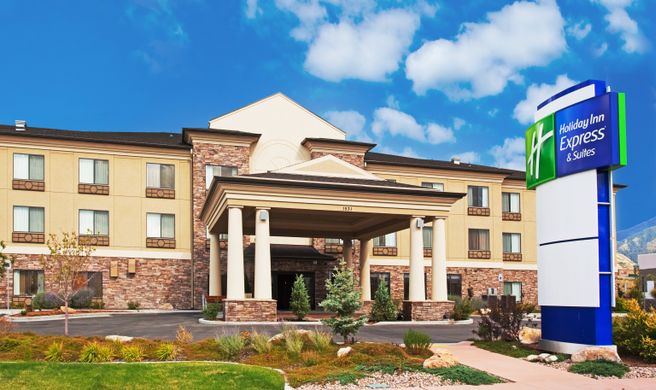 Holiday Inn Express Hotel & Suites Exterior