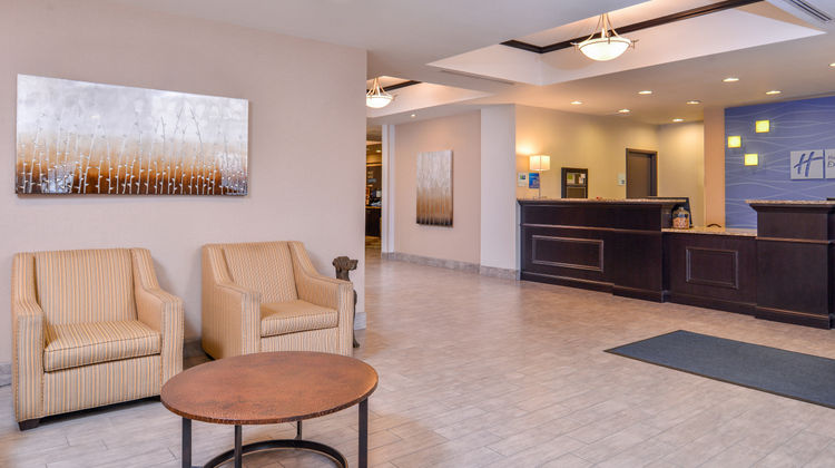 Holiday Inn Express & Stes Emporia NW Lobby