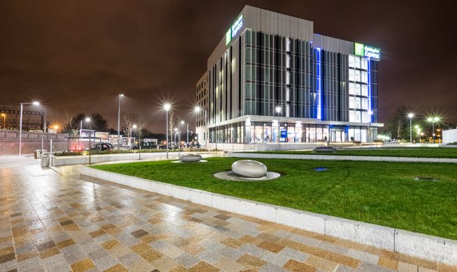 Holiday Inn Express Stockport Exterior