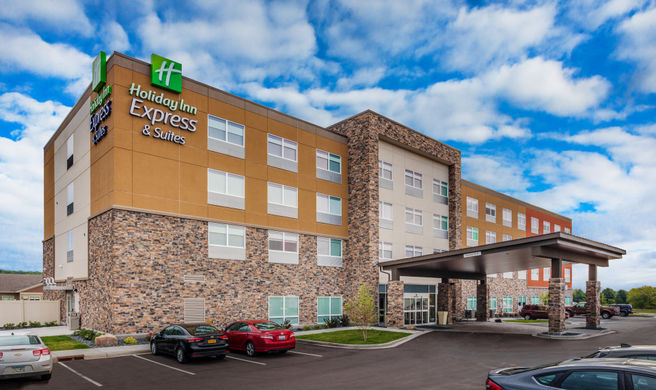 Holiday Inn Express & Suites Rice Lake Exterior
