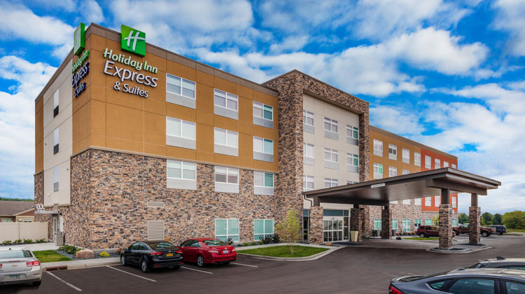 Holiday Inn Express & Suites Rice Lake Exterior