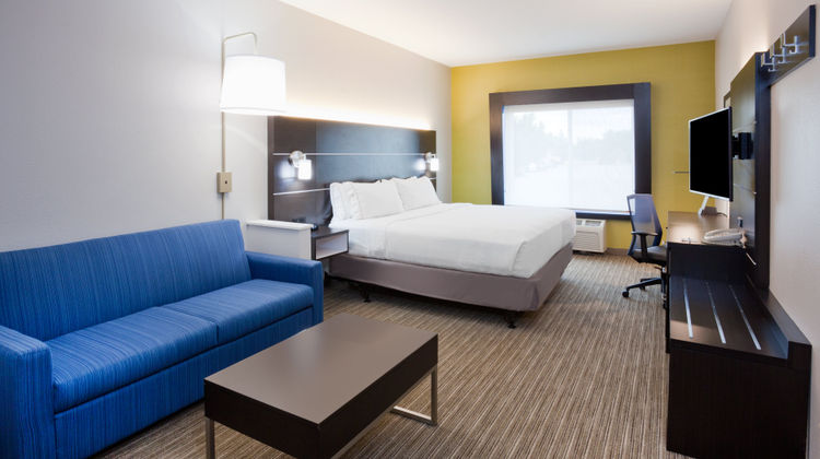 Holiday Inn Express Suites Suite