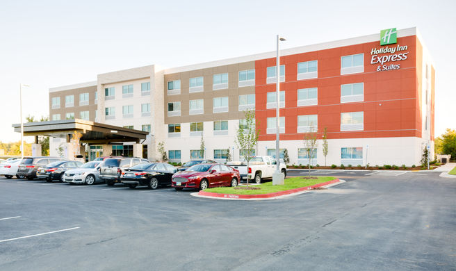 Holiday Inn Express/Suites Russellville Exterior