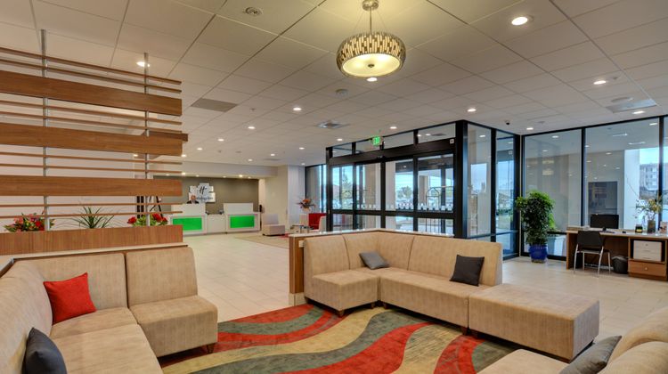 Holiday Inn Salem Lobby
