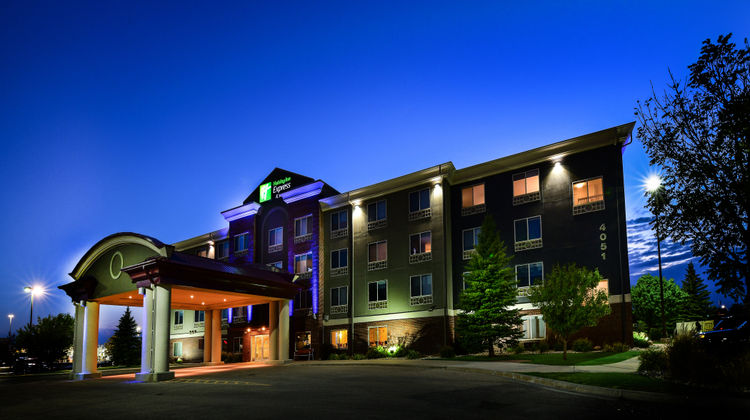 Holiday Inn Express Hotel & Suites Exterior