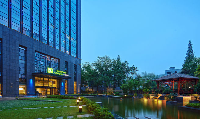 Holiday Inn Express Hangzhou Huanglong Exterior