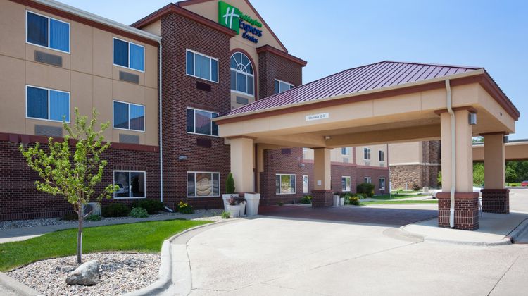 Holiday Inn Express & Suites Exterior
