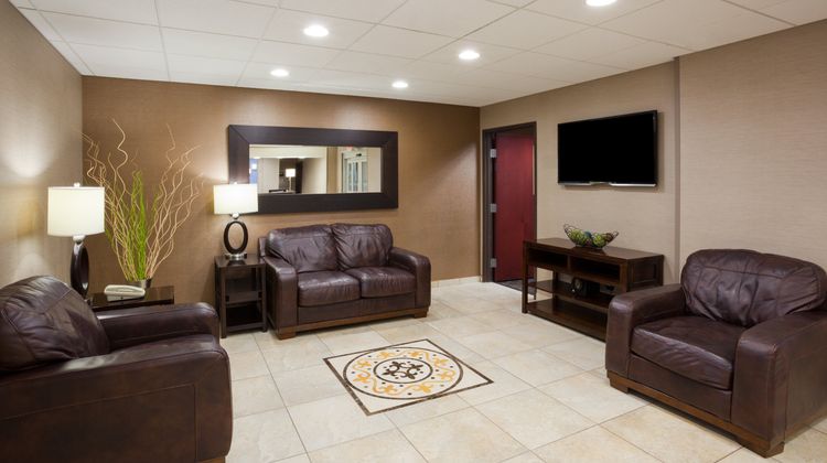 Holiday Inn Express & Suites Lobby