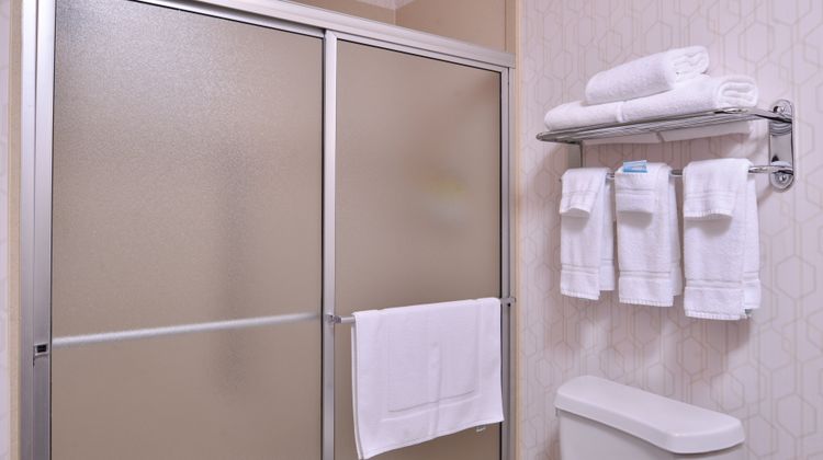 Holiday Inn Express & Suites Pittsburg Room
