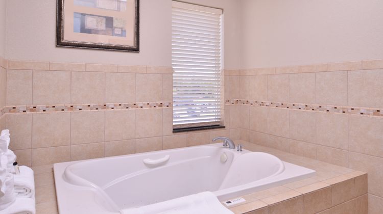 Holiday Inn Express & Suites Pittsburg Suite