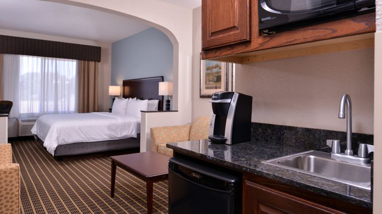 Holiday Inn Express & Suites Pittsburg Suite