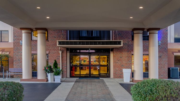 Holiday Inn Express Suites Exterior