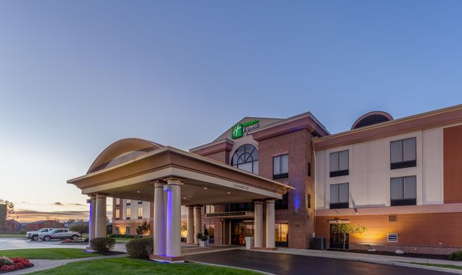 Holiday Inn Express Suites Exterior