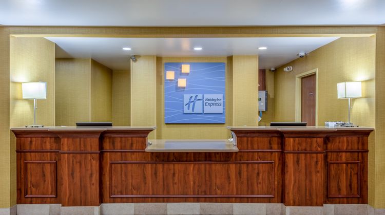 Holiday Inn Express Suites Lobby