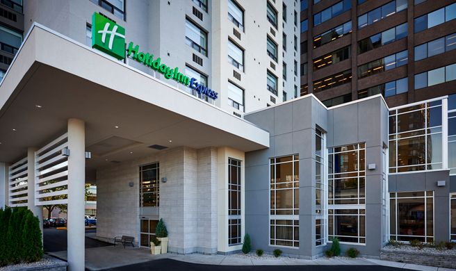 Holiday Inn Express Windsor Waterfront Exterior