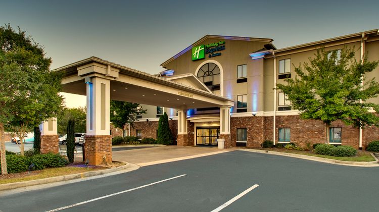 Holiday Inn Express Hotel & Suites Exterior