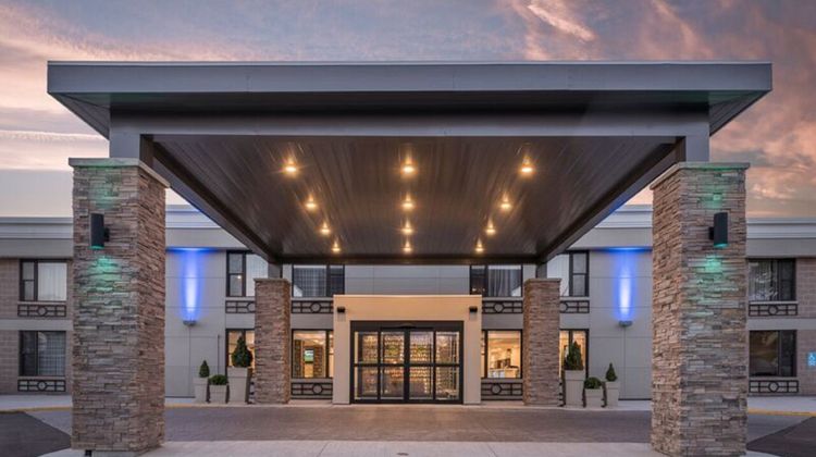 Holiday Inn Express Hotel & Suites Exterior