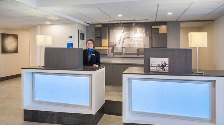Holiday Inn Express Hotel & Suites Lobby