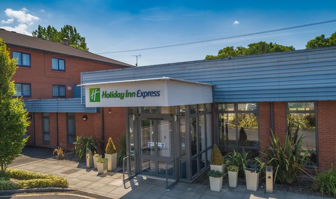 Holiday Inn Express Preston South Exterior