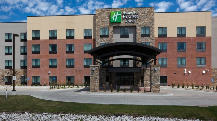 Holiday Inn Express Suites Fort Dodge Exterior
