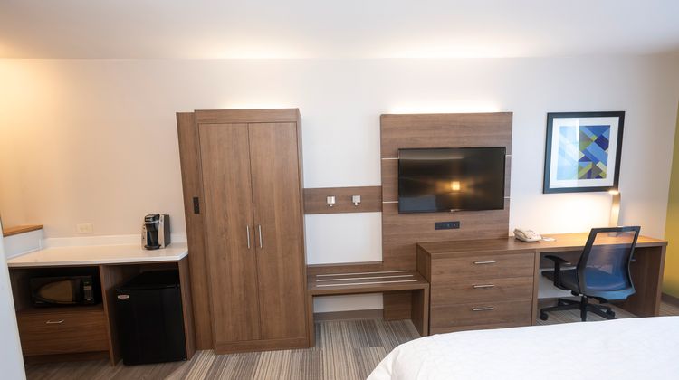 Holiday Inn Express Hotel & Suites Room