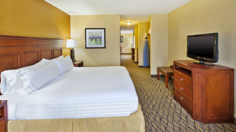 Holiday Inn Express Hotel & Suites Room