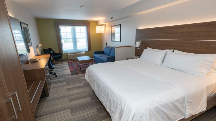 Holiday Inn Express Hotel & Suites Suite