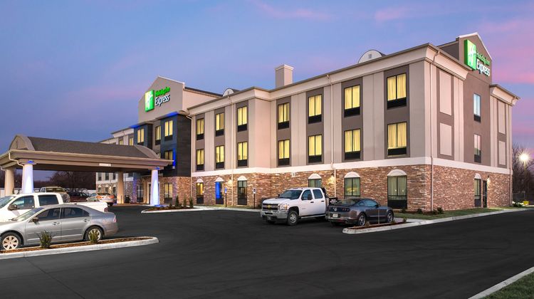 Holiday Inn Express Hutchinson Exterior