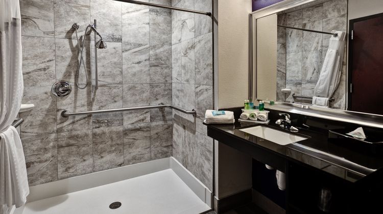 Holiday Inn Express Hutchinson Room